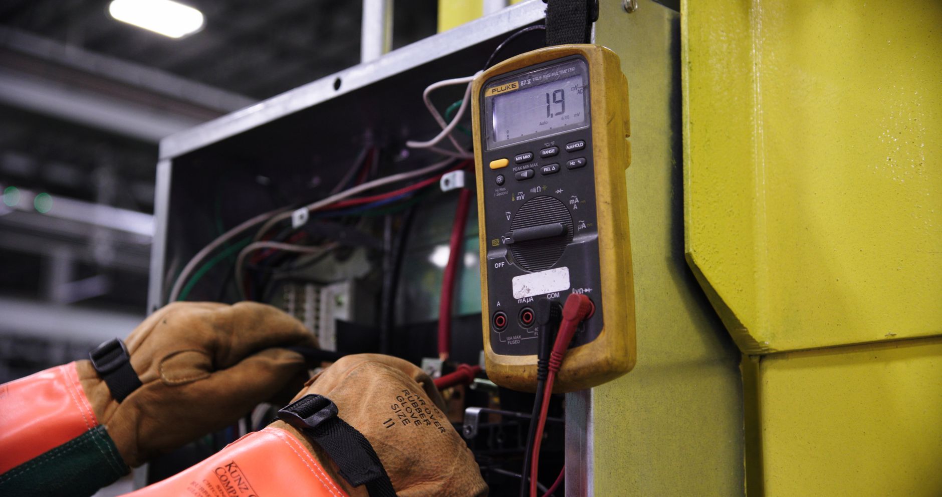 Combien gagne un électricien à — électricien travaillant avec des outils