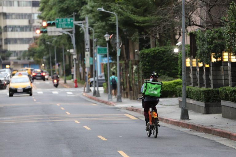 Combien gagne un livreur Uber — livreur Uber Eats à vélo