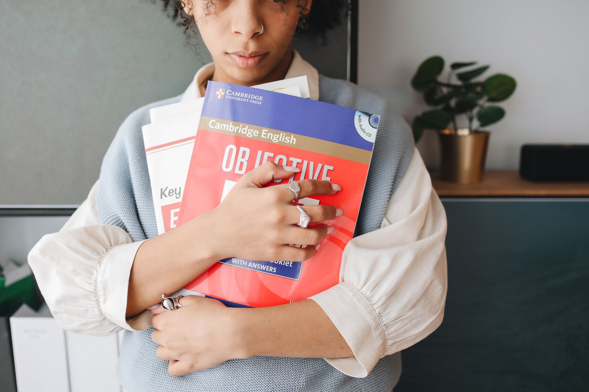 Organiser son auto-apprentissage anglais pour progresser vite sans se cramer — personne étudiant l'anglais à la maison