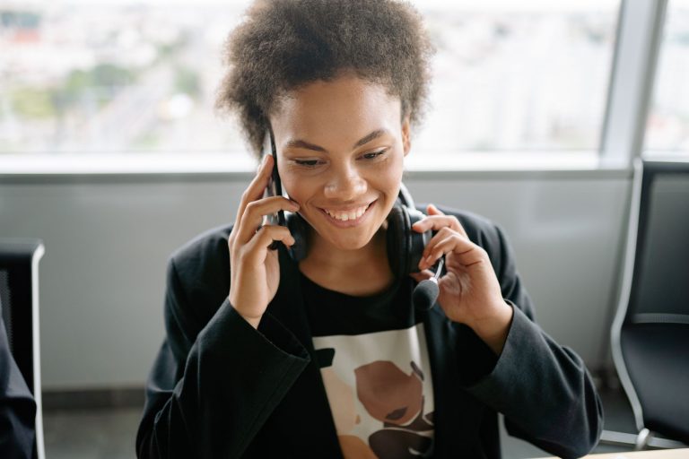 Comment avoir un conseiller CPF — personne au téléphone avec un casque