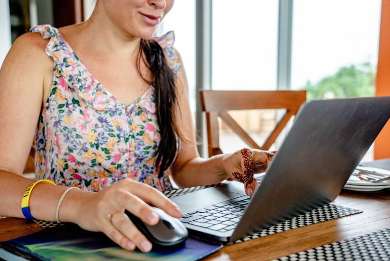 Comment commencer un business sans — personne travaillant sur un ordinateur portable à la maison