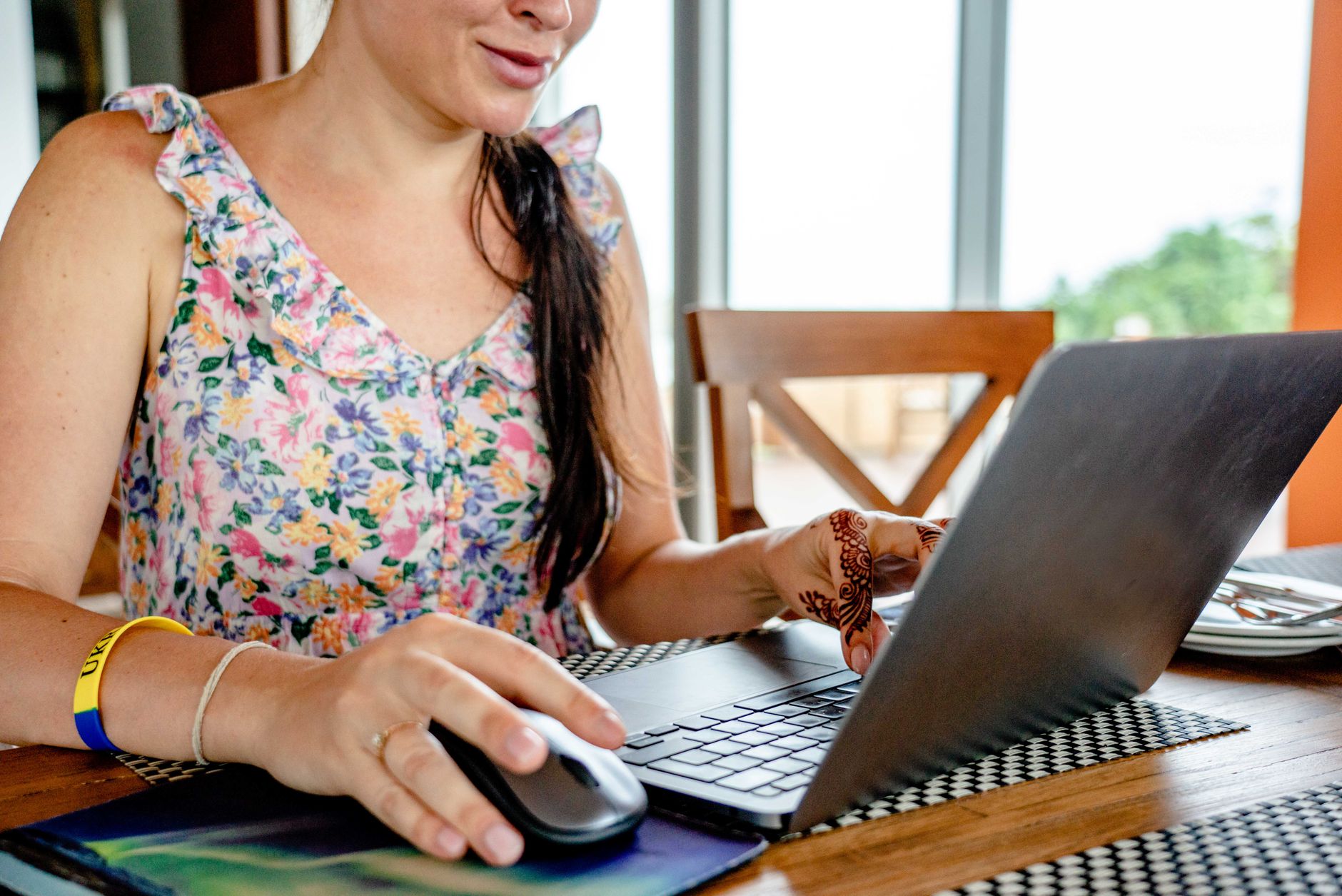 Comment commencer un business sans — personne travaillant sur un ordinateur portable à la maison