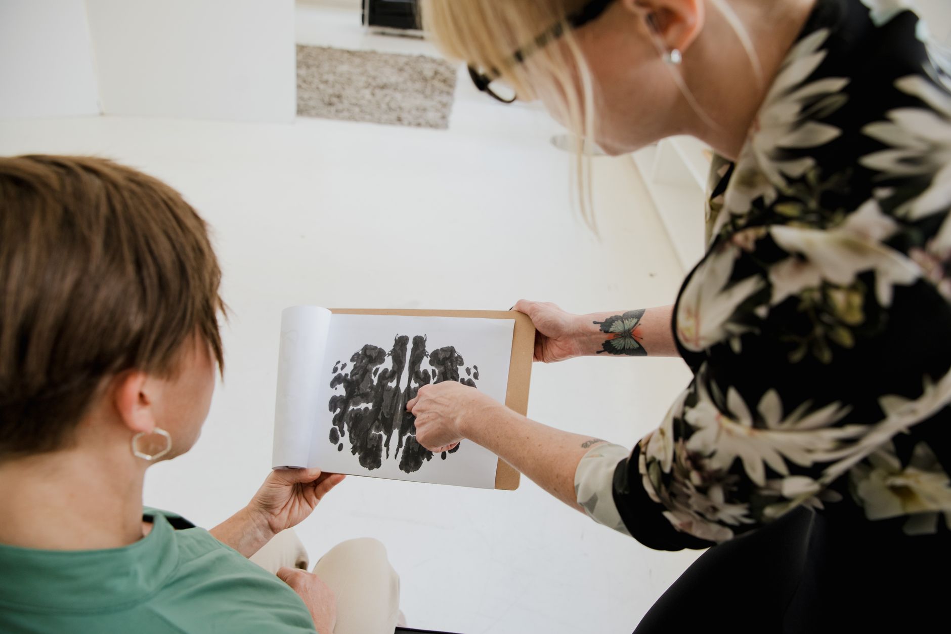 Comprendre l’art thérapie avant de se lancer dans une formation — séance d'art thérapie avec patient