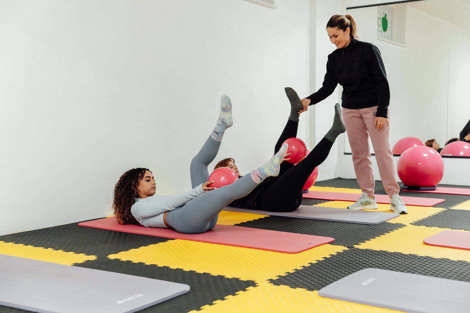 Comprendre le métier de professeur de Pilates en France avant de foncer en formation — instructeur de Pilates enseignant un cours