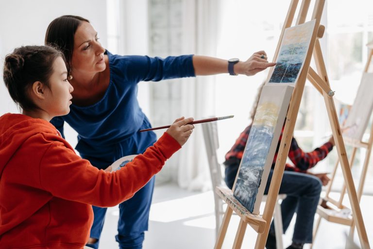 Comment devenir professeur d’arts plastiques — professeur d'arts plastiques en classe