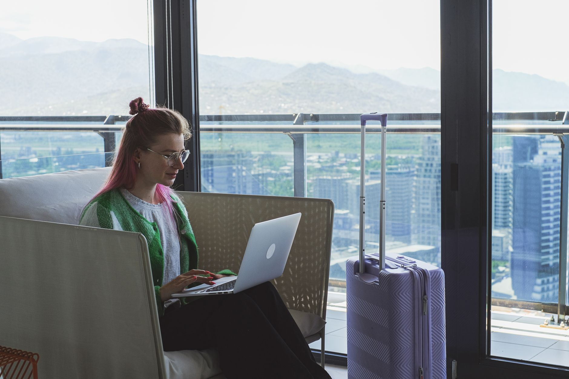 Comment devenir testeur de voyage — testeur de voyage évaluant une chambre d'hôtel