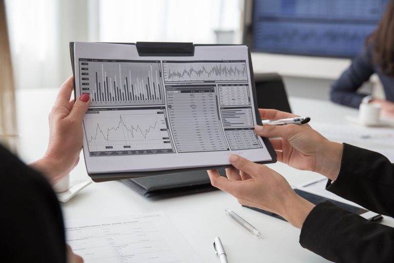 Comment estimer les ventes futures — équipe commerciale analysant des données de vente