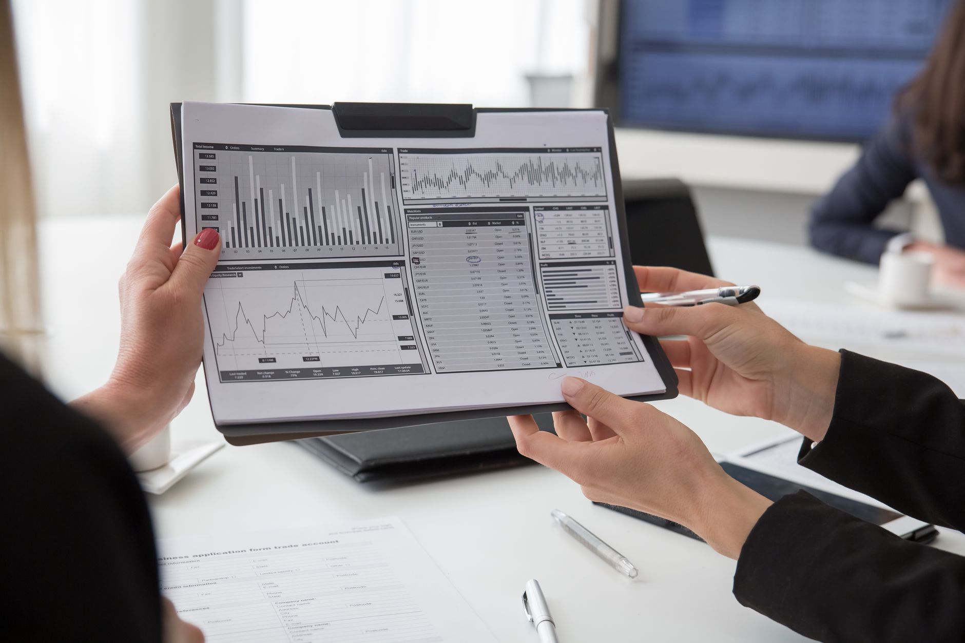 Comment estimer les ventes futures — équipe commerciale analysant des données de vente