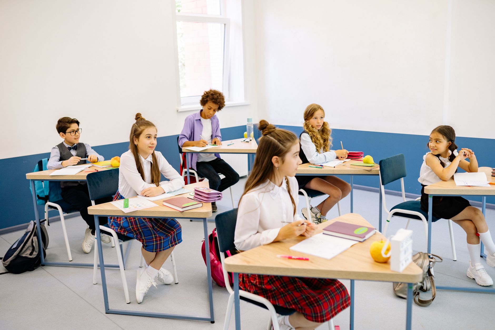 Financement des écoles privées du primaire au lycée : aides publiques et leviers locaux — élèves étudiant en classe d'école privée