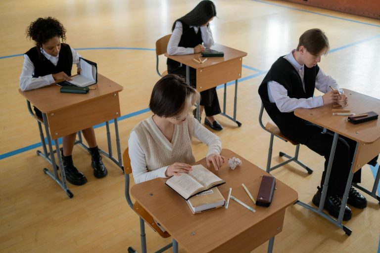 Comment financer ses études dans — élèves étudiant en classe d'école privée