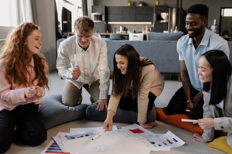 Comment manager la génération Y — réunion d'équipe jeunes professionnels