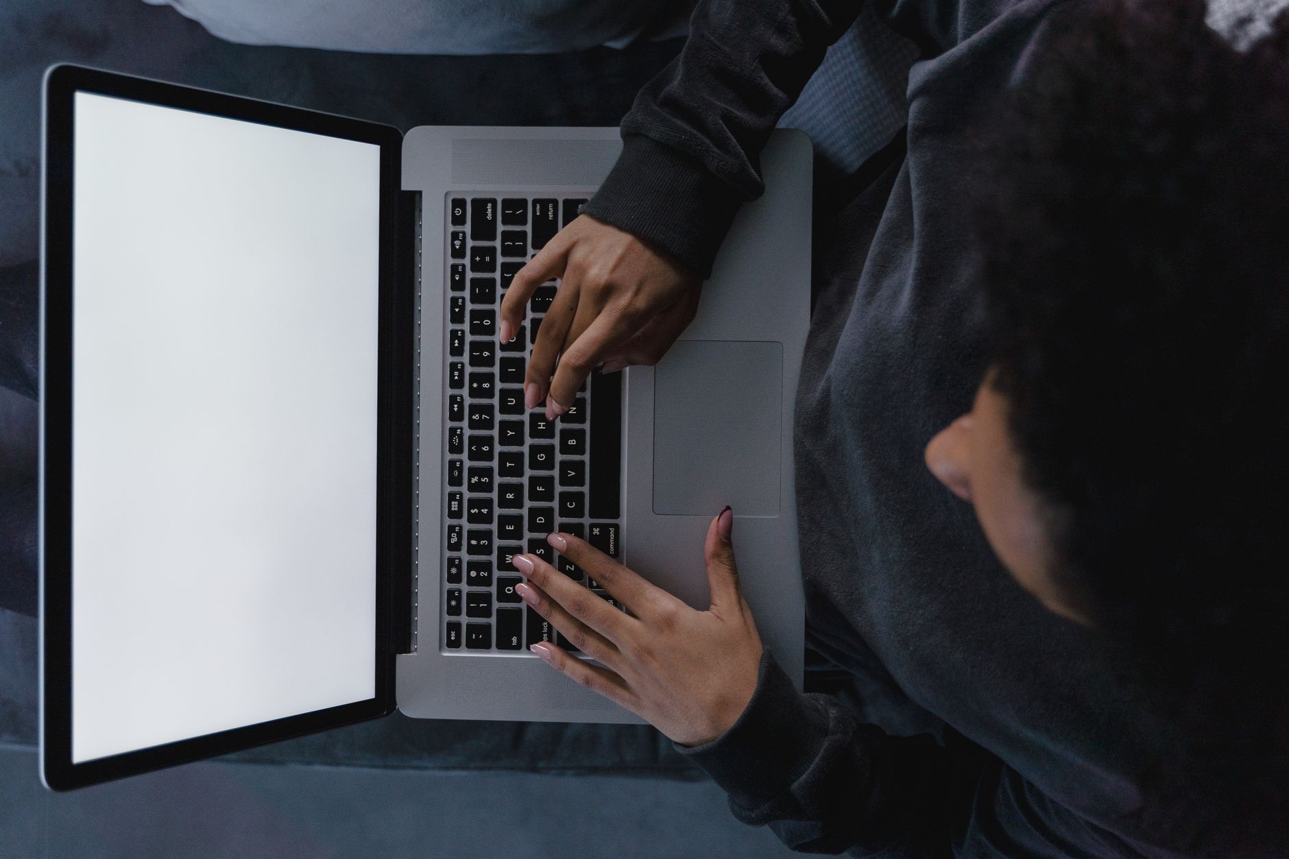 Comment se déconnecter de France Travail au quotidien sans risque pour tes données — personne utilisant ordinateur écran déconnexion