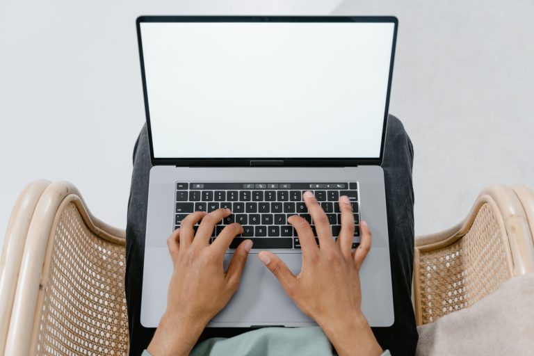 Comment se déconnecter de France — personne utilisant ordinateur écran déconnexion