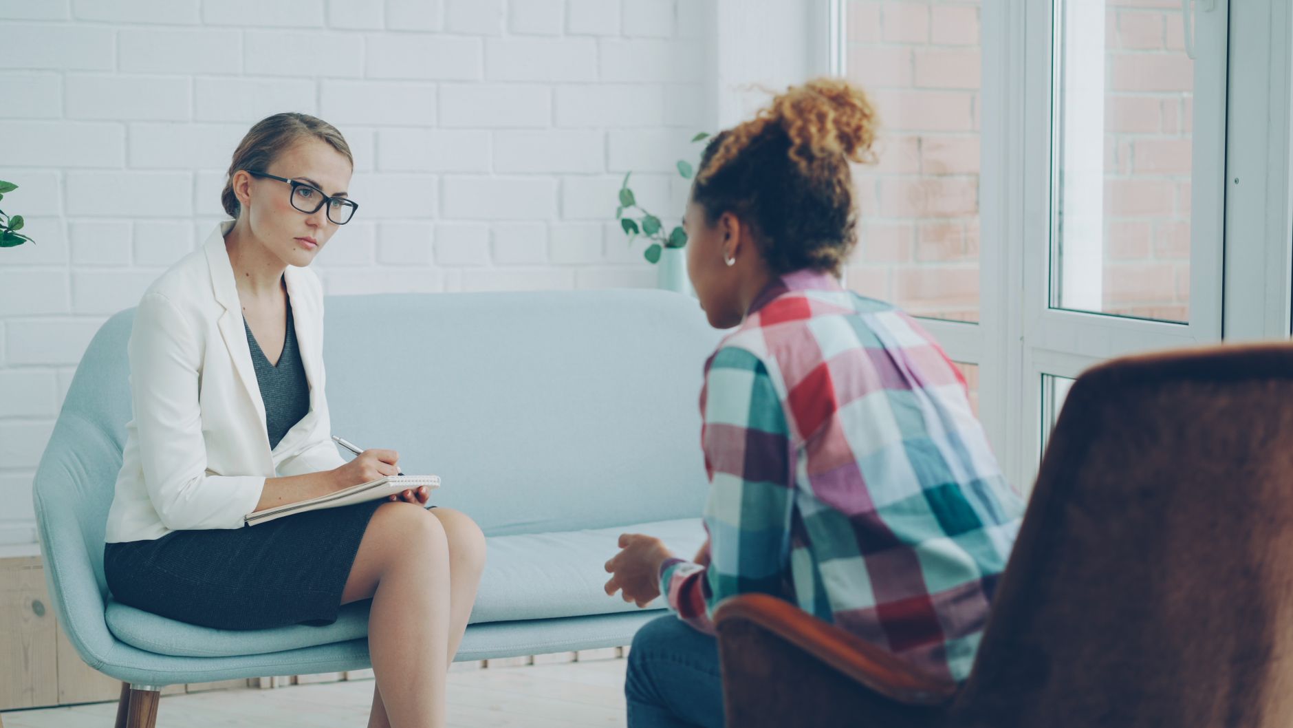 Bilan de compétences : comprendre les 3 grandes étapes du déroulement avant de te lancer — séance de coaching de carrière bureau
