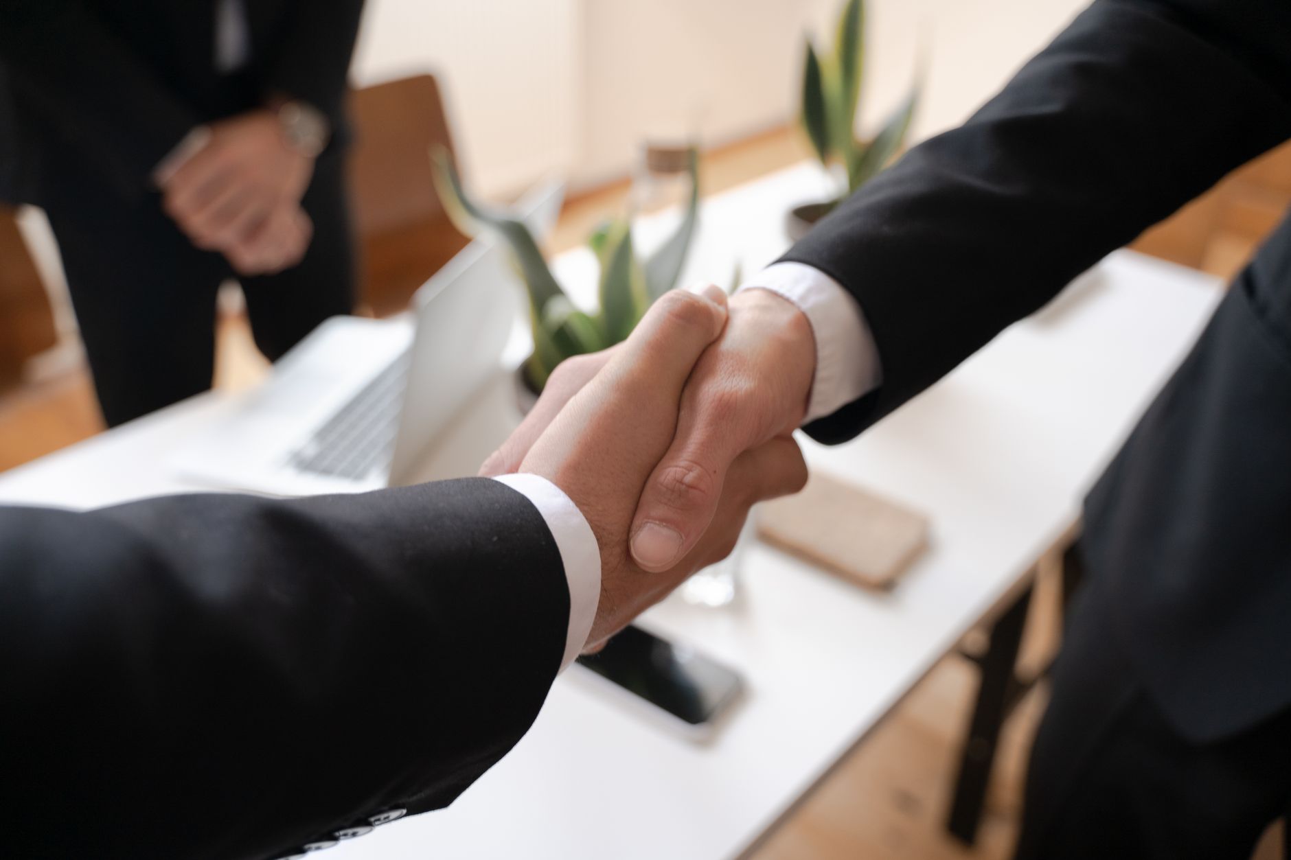 Comment trouver des fournisseurs fiables — réunion d'affaires négociation fournisseur