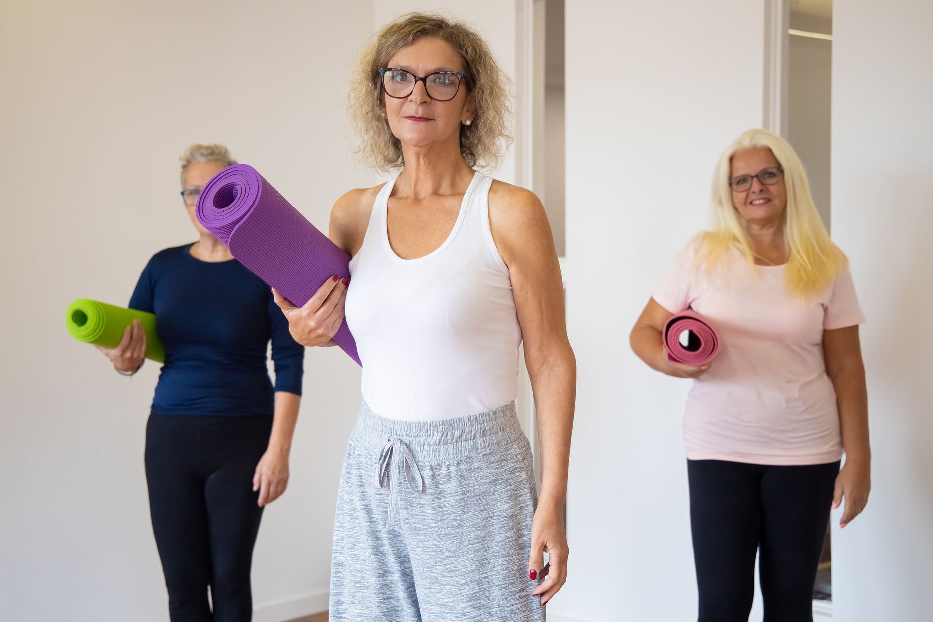 Devenir prof de yoga à 50 ans : pourquoi l’âge peut devenir ton meilleur allié — cours de yoga senior en plein air