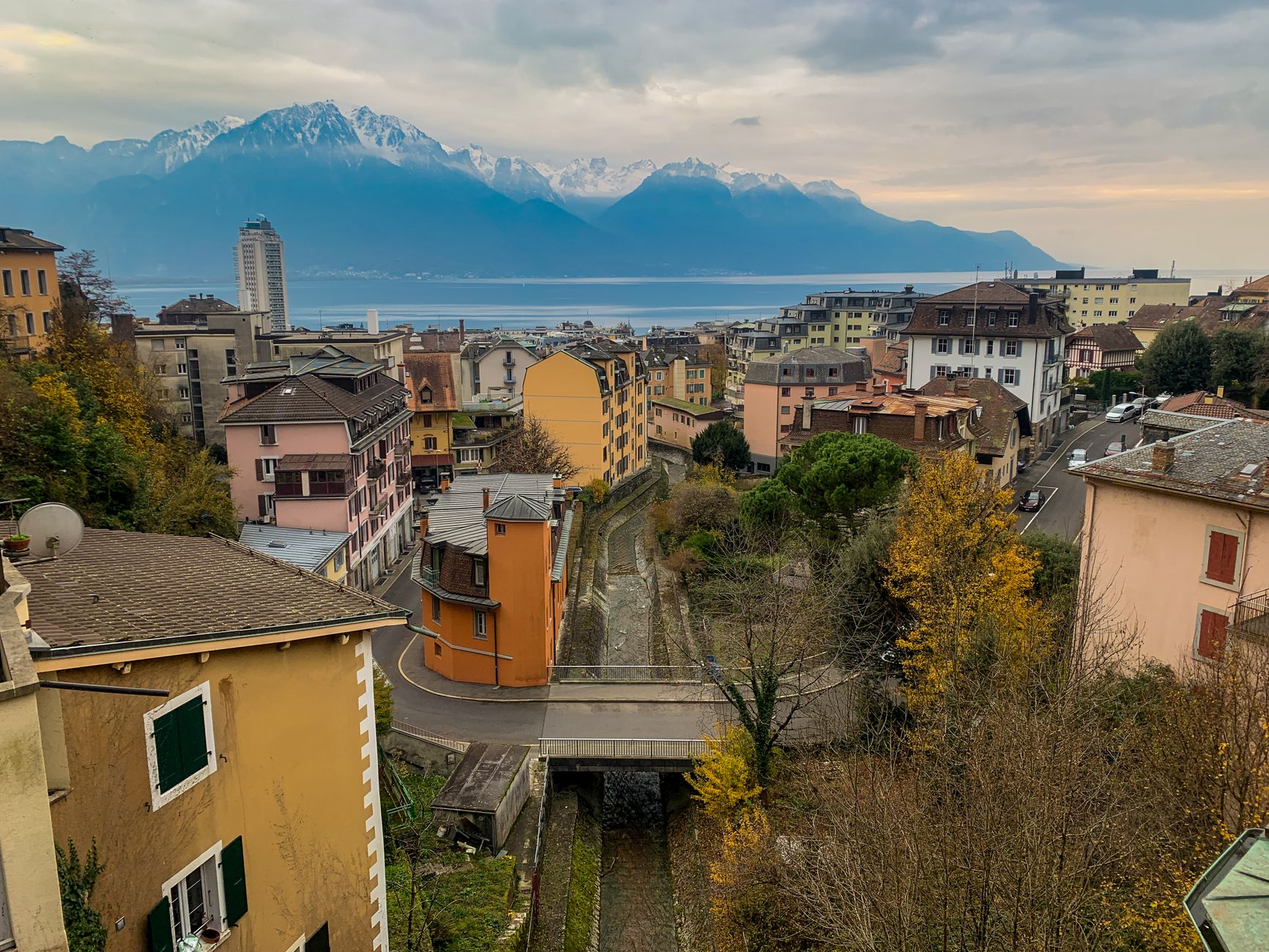 Expatriation Suisse et fiscalité personnelle : poser le cadre avant de signer quoi que ce soit — paysage suisse avec montagnes et ville