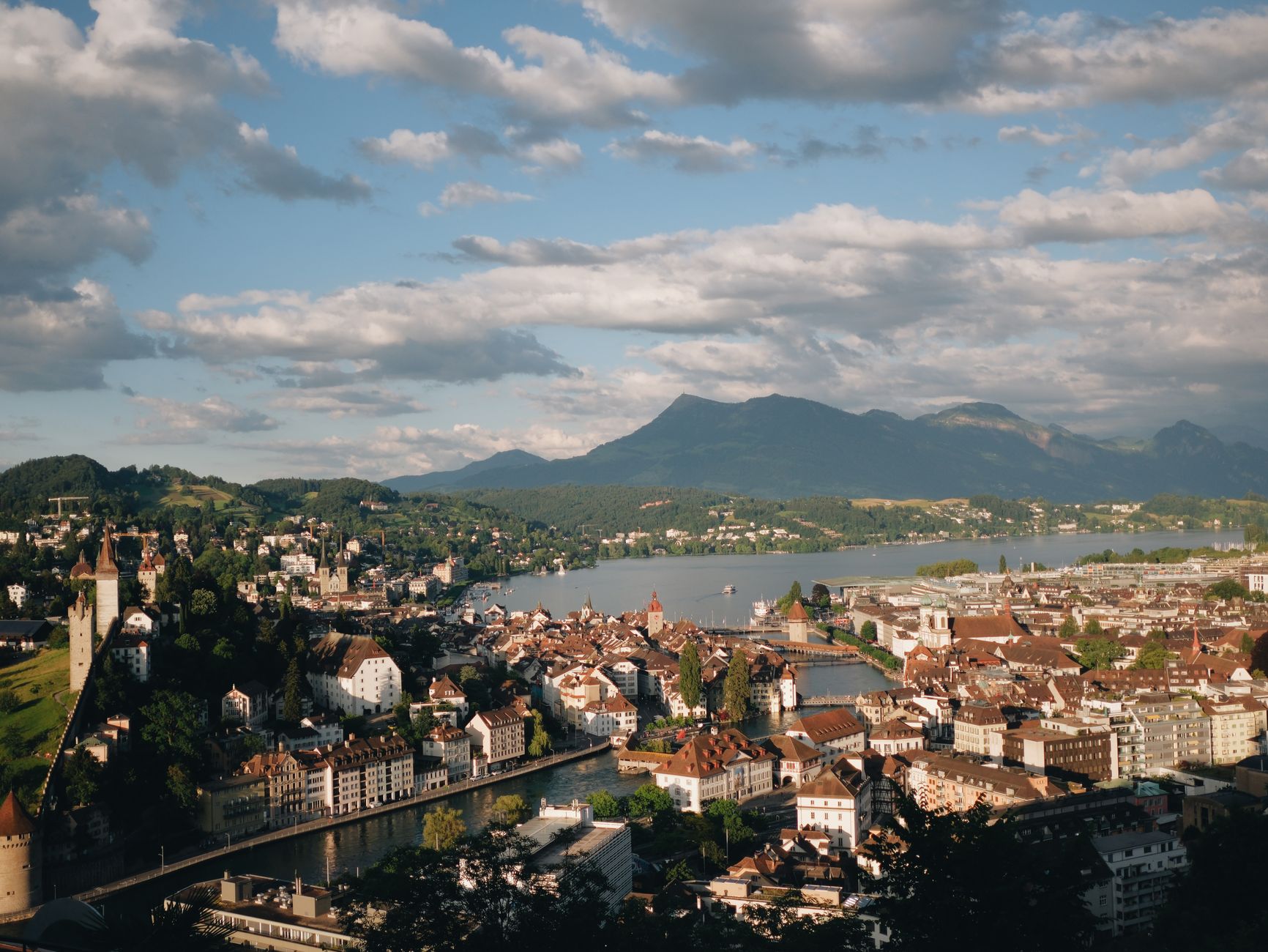 Expatriation Suisse fiscalité, avis et — paysage suisse avec montagnes et ville