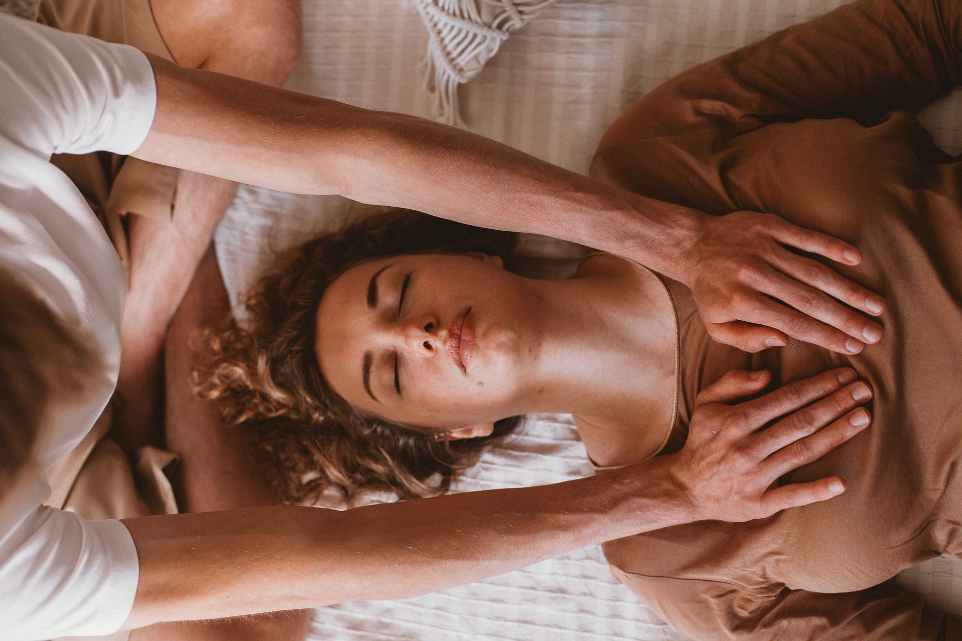 Formation Reiki et CPF : ce qui est réellement finançable et ce qui relève du mythe — mains pratiquant le Reiki