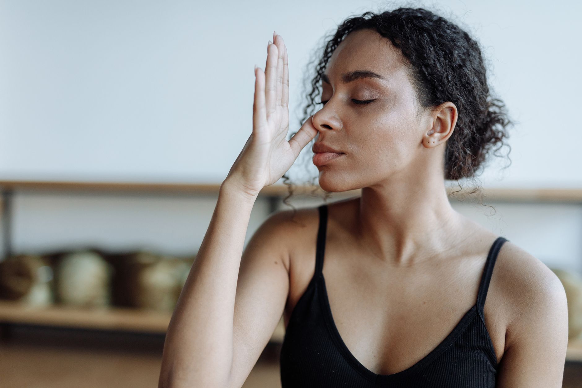 Formation yoga du visage CPF en 2026 : ce que le dispositif permet vraiment — femme pratiquant le yoga du visage