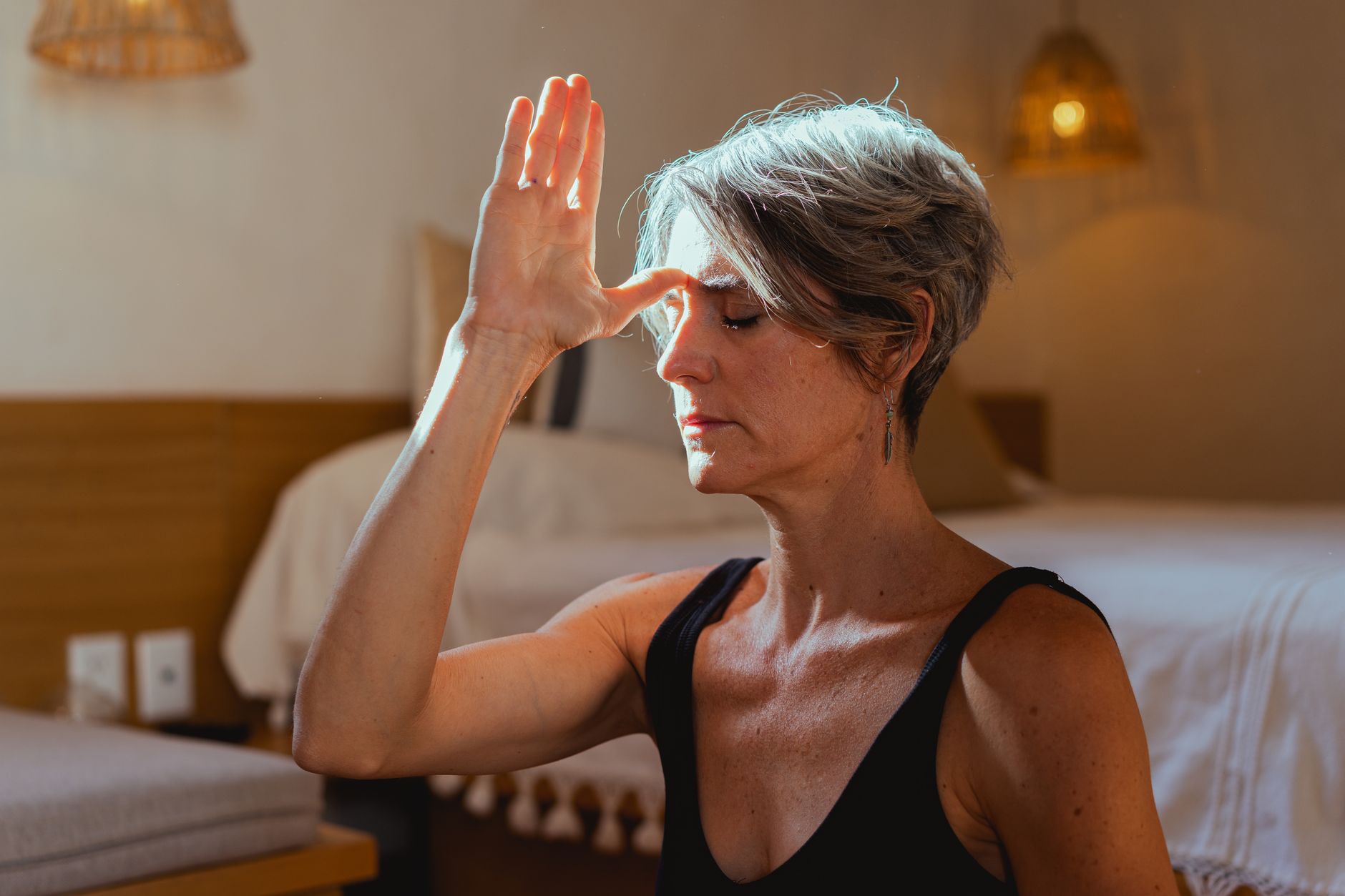 Formation yoga du visage CPF — femme pratiquant le yoga du visage