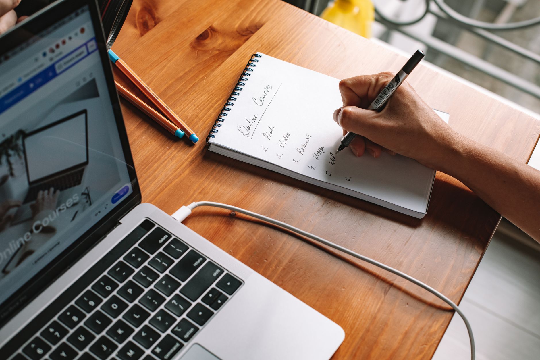 Peut-on faire n’importe quelle formation — personne étudiant cours en ligne ordinateur