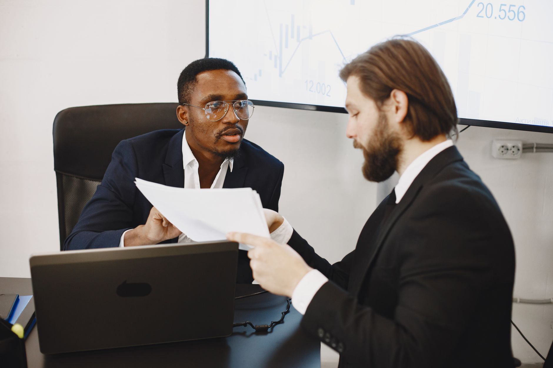 Refuser de travailler pour un repreneur lors d’un transfert d’entreprise : ce que dit vraiment la loi — réunion d'affaires négociation bureau