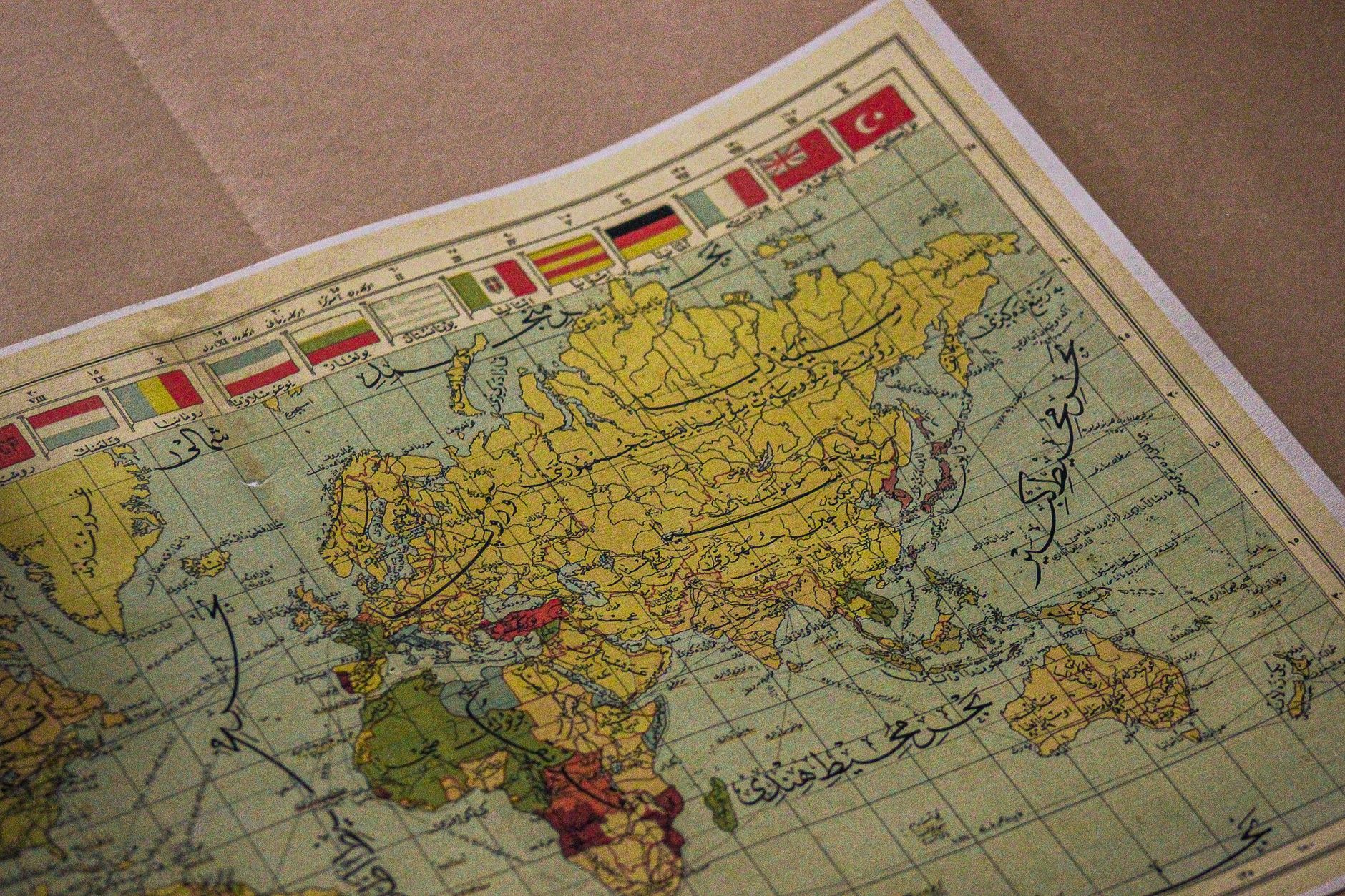 Origines historiques de l’anglais comme langue internationale : Empire britannique, colonisation et premières vagues de mondialisation — carte du monde avec texte en anglais