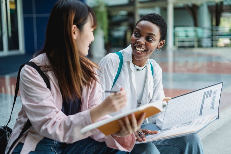 Que faire après un BTS — étudiants étudiant le commerce international