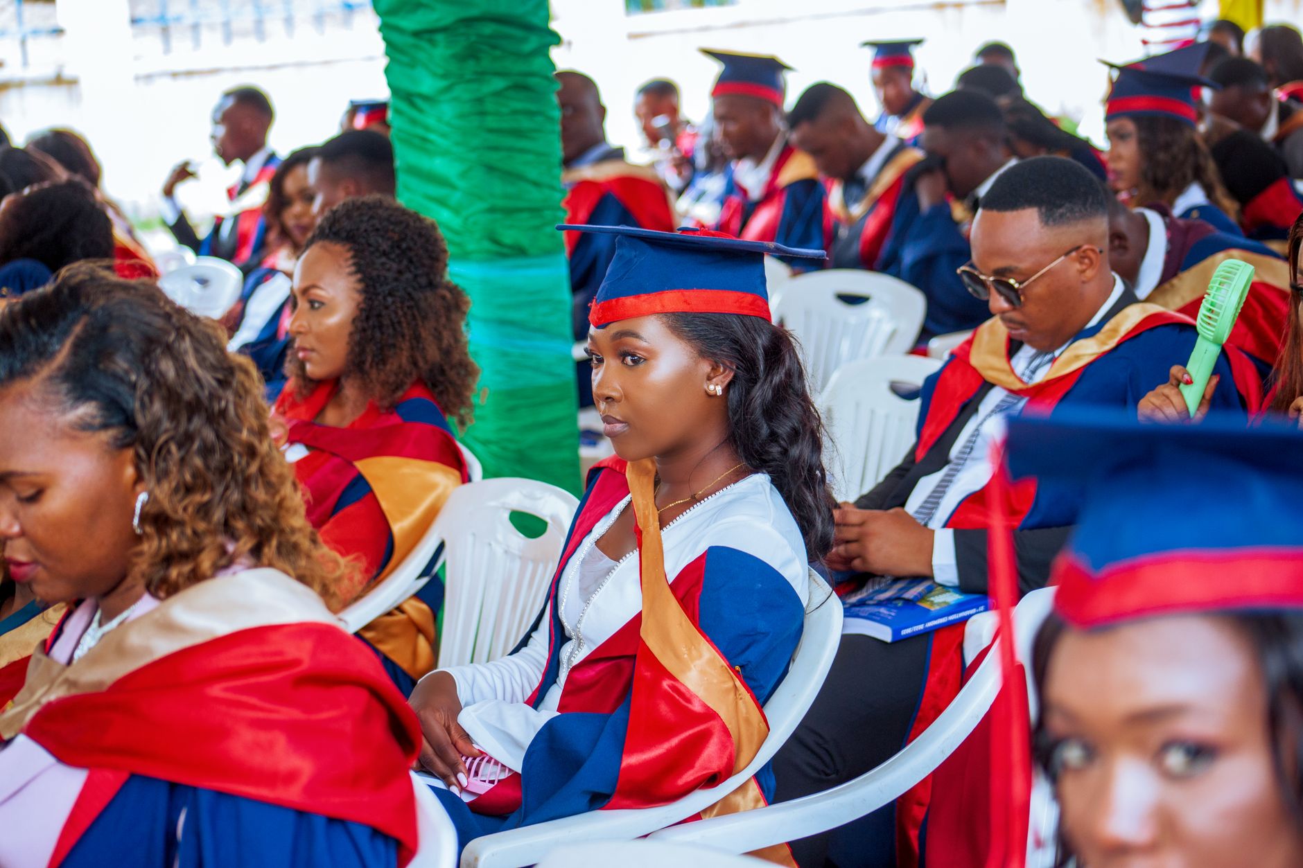 Que faire après une école — cérémonie de remise des diplômes étudiants en commerce