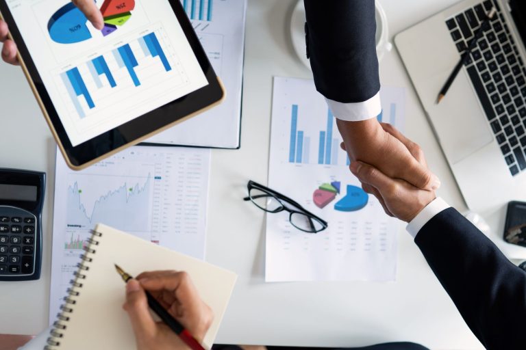 Quel commerce est le plus — réunion d'affaires réussie avec graphiques