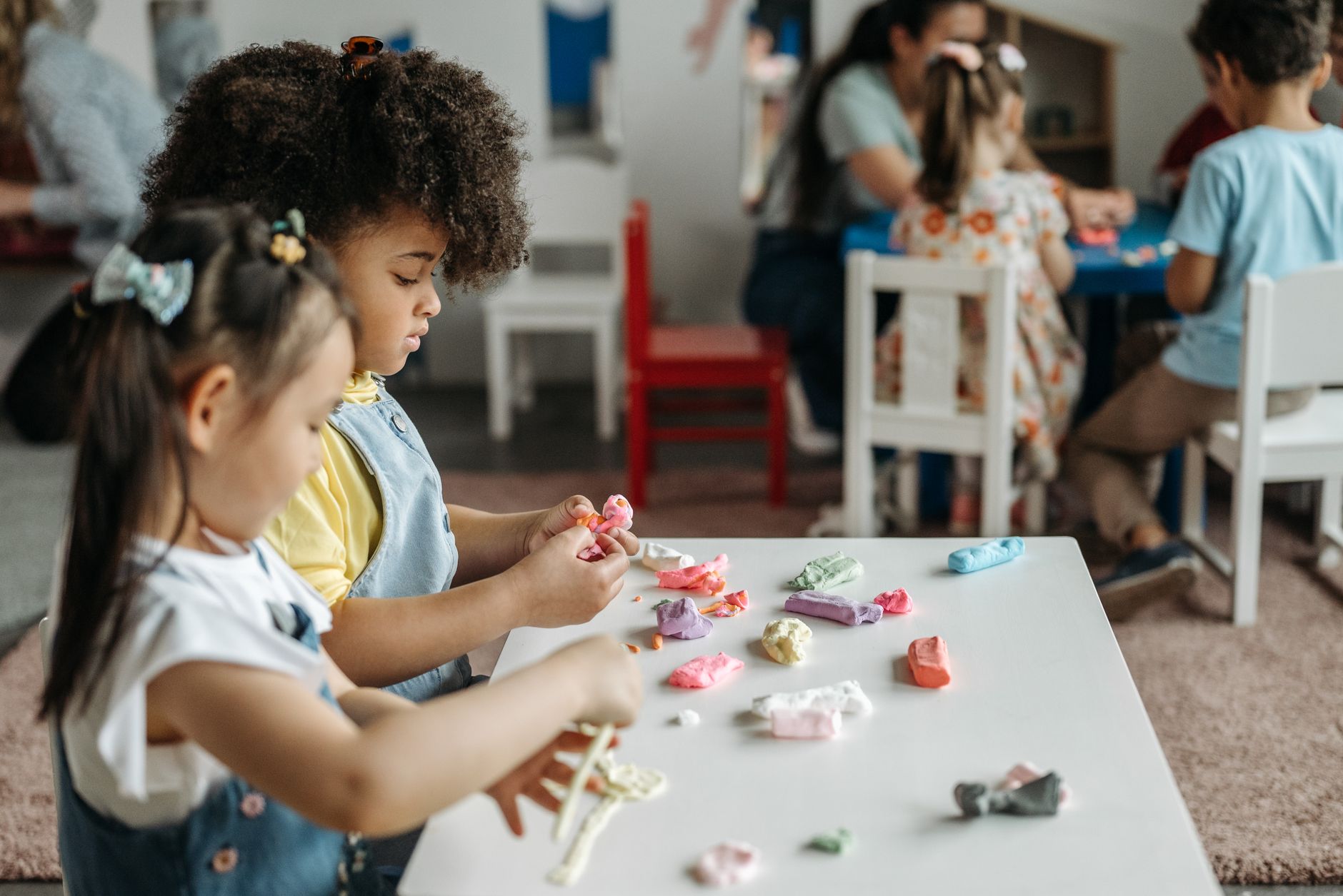 Les diplômes de base pour travailler en crèche : CAP, BEP, Bac pro et premières expériences — enfants jouant dans une crèche