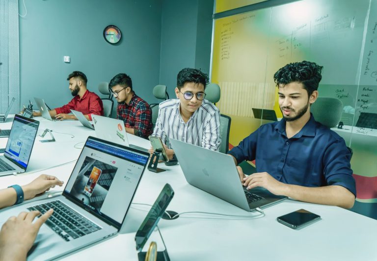 Quel métier pour gagner 3000 — jeunes professionnels travaillant au bureau