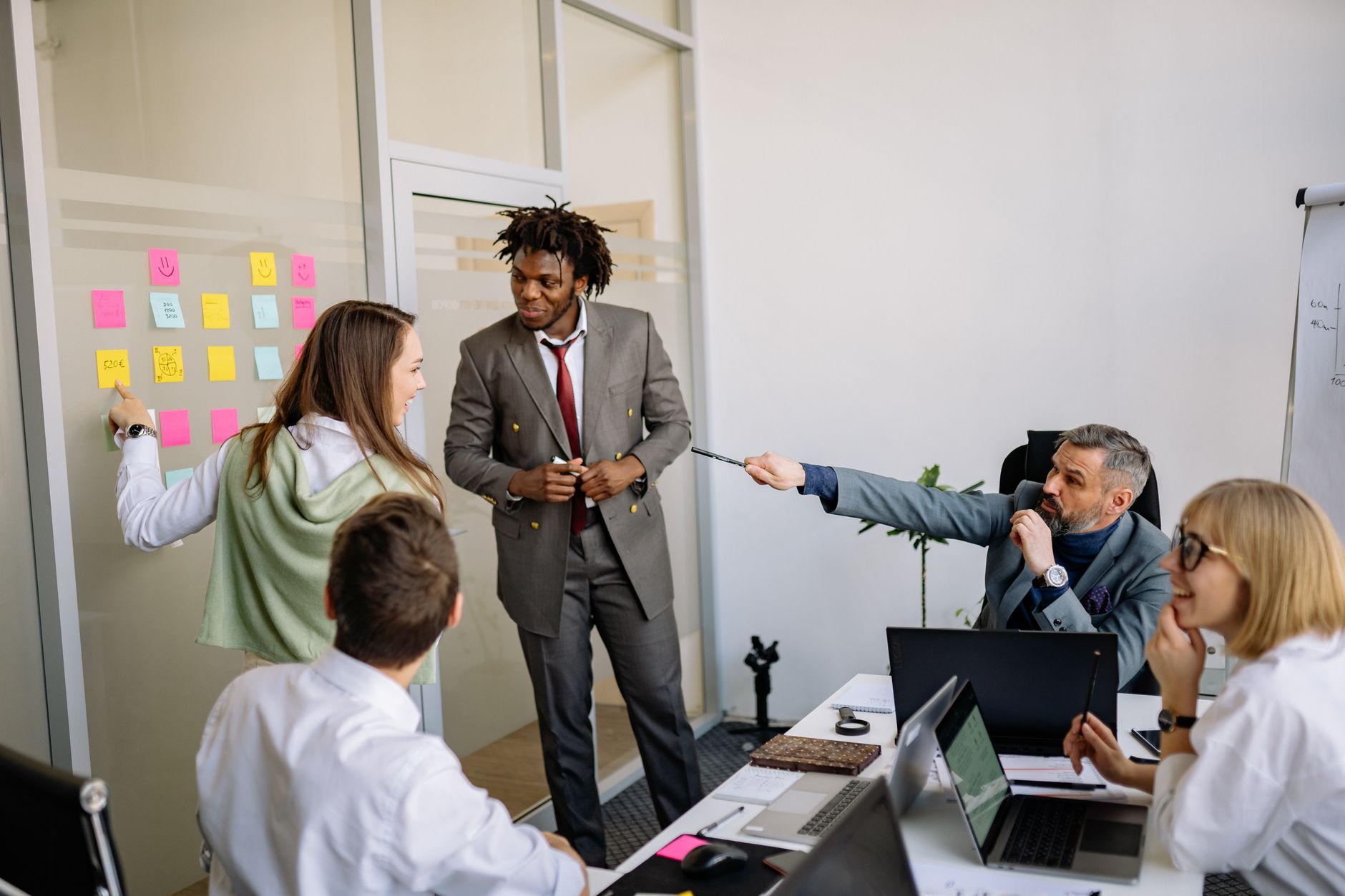Types de management en entreprise : panorama complet et tableau comparatif — réunion d'équipe entreprise brainstorming