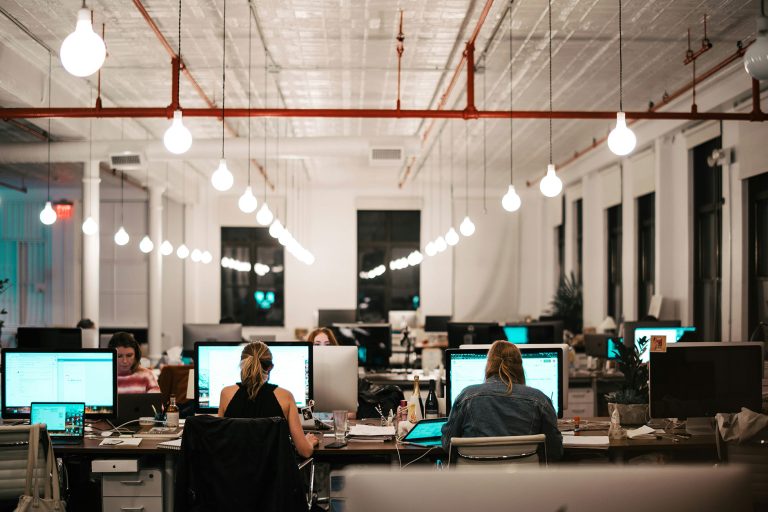 ChatGPT Enterprise quel prix pour — équipe d'affaires discutant des outils IA