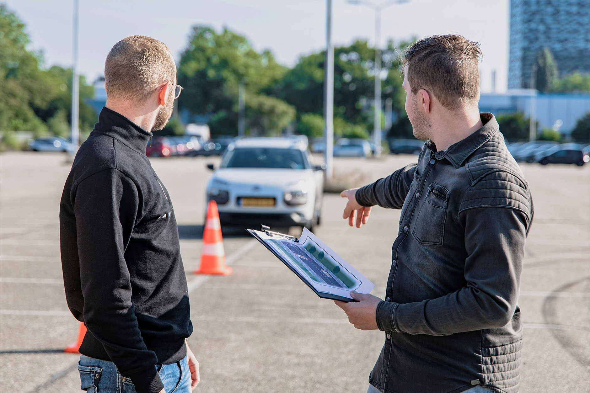 découvrez combien gagne un moniteur d’auto-école en france et à l’étranger, avec une analyse des salaires moyens selon le statut et les pays.