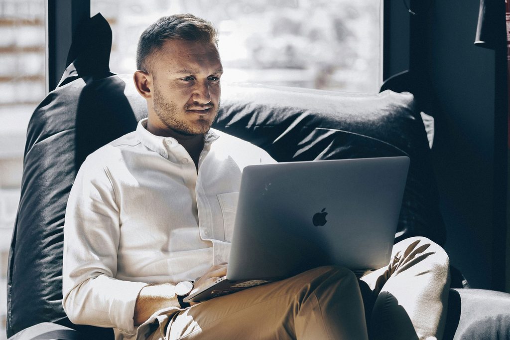 Découvrez nos conseils pratiques pour bien préparer votre reconversion professionnelle tout en restant en poste, afin de réussir votre transition en douceur et en toute sérénité.
