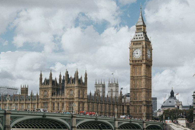 Comment travailler en Angleterre après le Brexit : démarches, visa et conseils pour les Français