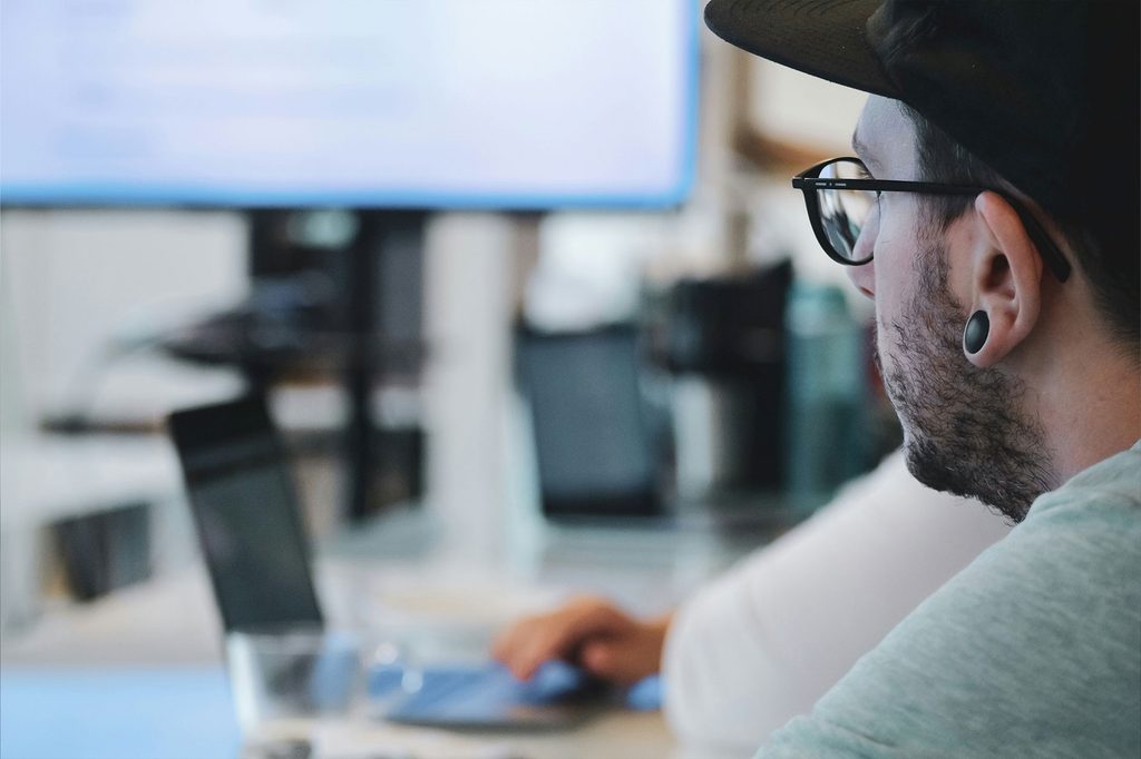 Découvrez les différences entre les certifications ISO 27001 Lead Implementer et Lead Auditor pour choisir celle qui correspond le mieux à vos objectifs professionnels en sécurité de l'information.