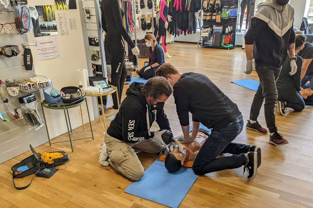 Découvrez l'importance d'instaurer une formation SST en entreprise pour assurer la sécurité, prévenir les risques professionnels et protéger vos collaborateurs.