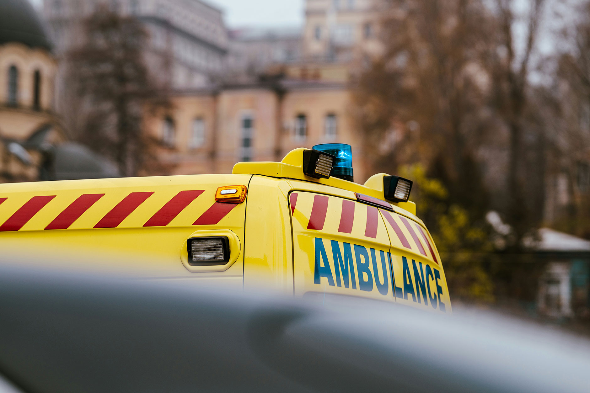 découvrez les diplômes requis et le parcours à suivre pour devenir ambulancier. toutes les informations sur la formation, les compétences indispensables et les étapes clés pour exercer ce métier essentiel.