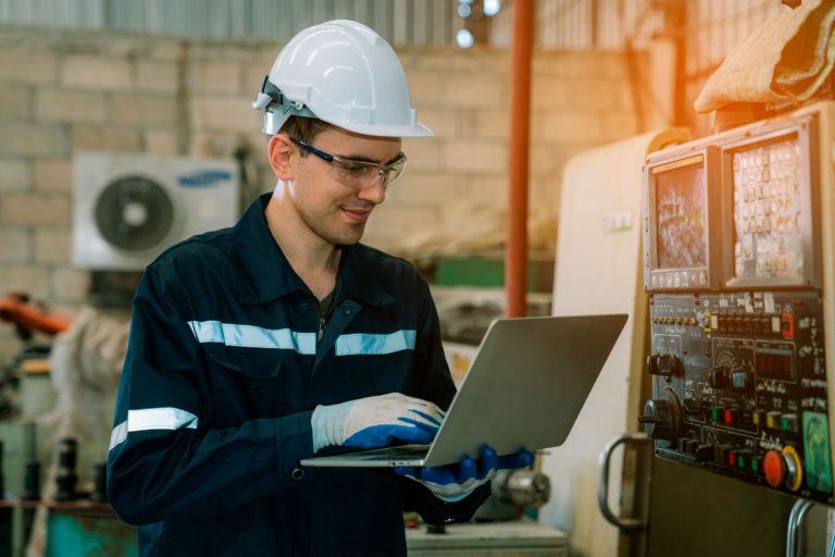 Se reconvertir dans la vision industrielle : formations, débouchés et salaires en 2026