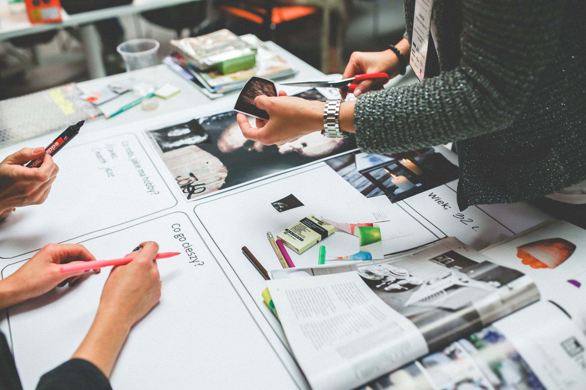 Agence communication ESS et projet social engagé : bien poser le cadre avant de chercher un partenaire — réunion agence communication impact social