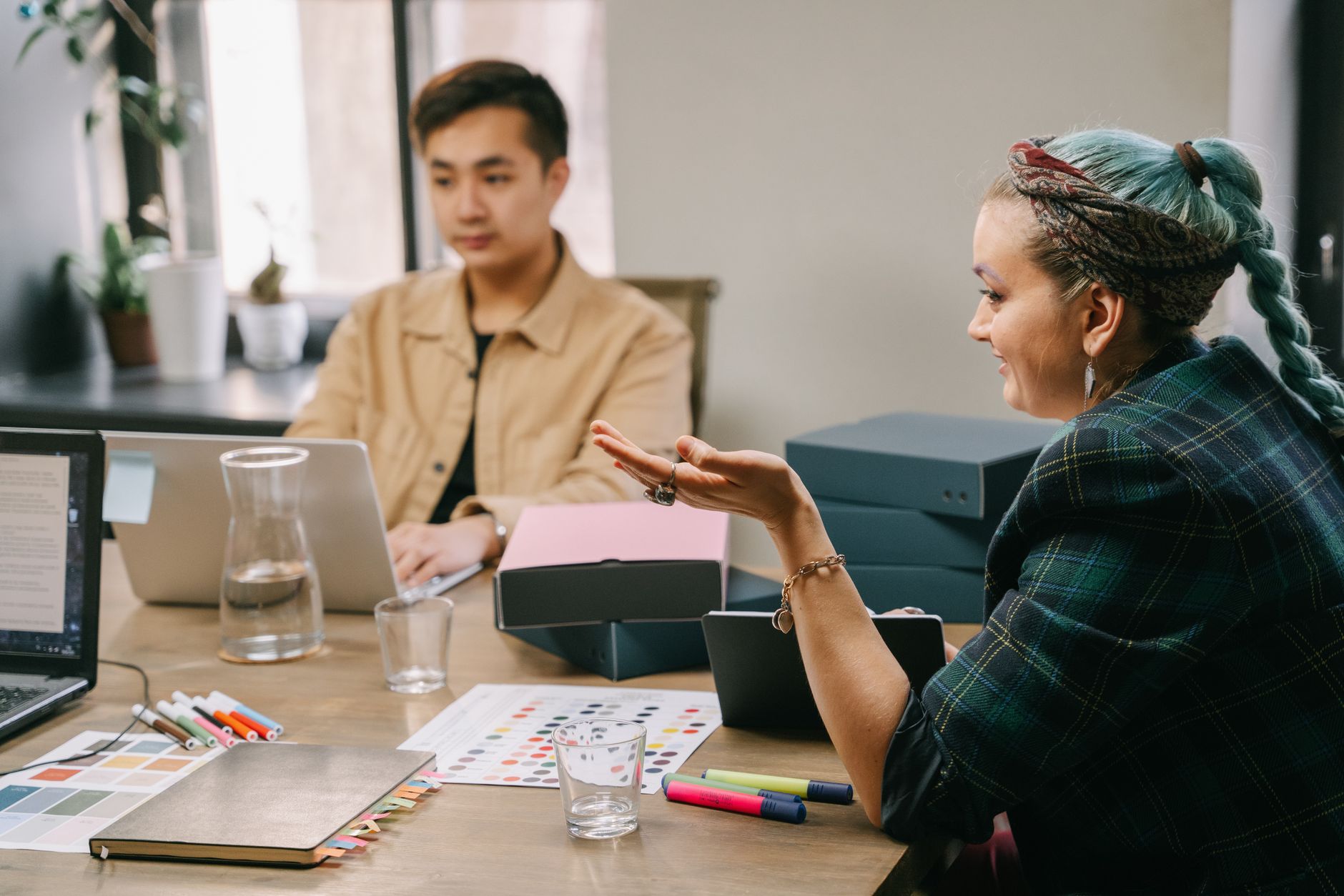 Agence de publicité les plus — bureau agence publicité réunion équipe