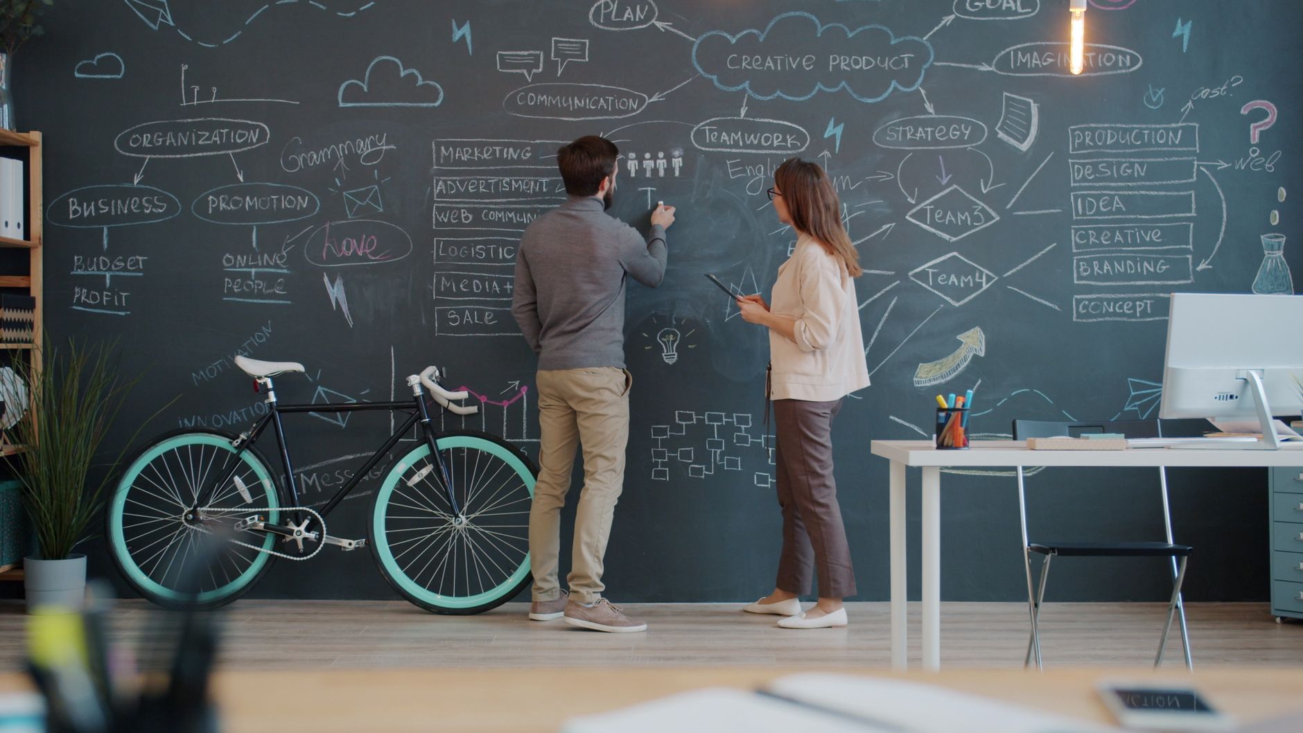 Axe de communication et positionnement de marque : une définition claire pour partir sur de bonnes bases — équipe d'affaires brainstorming stratégie