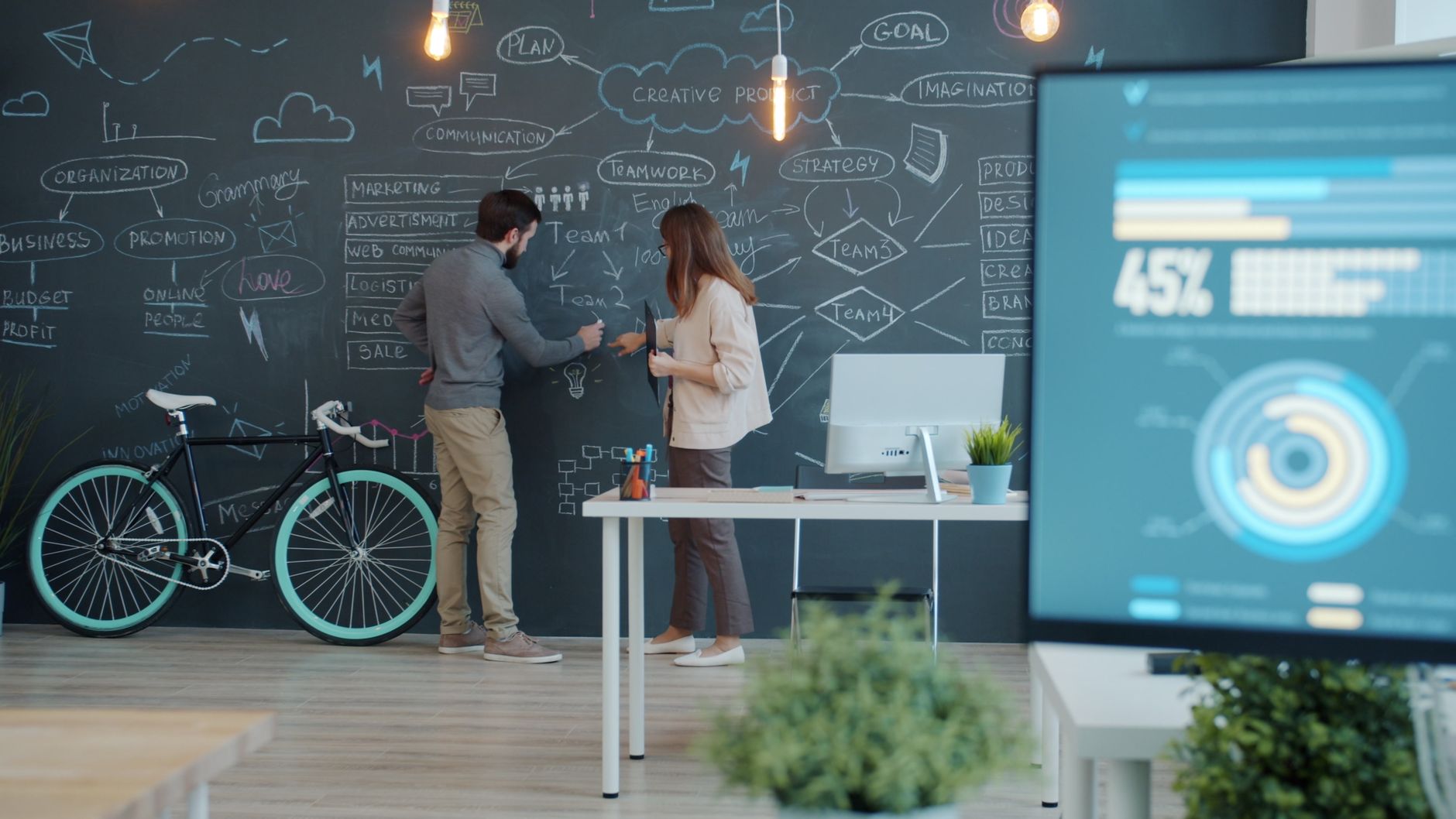 Axe de communication définition, exemples — équipe d'affaires brainstorming stratégie
