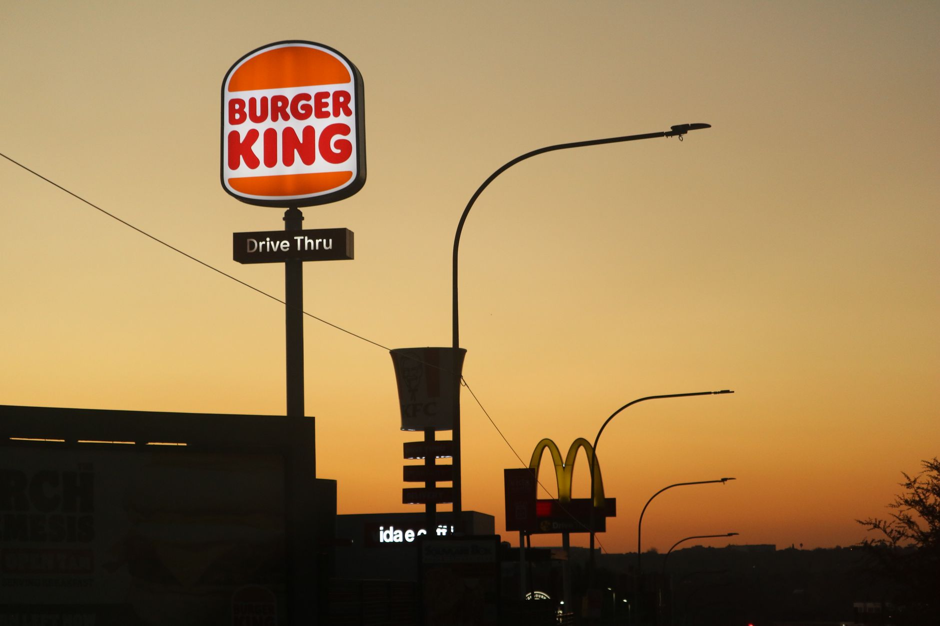 Burger King communication exemples marquants — enseigne extérieure restaurant Burger King