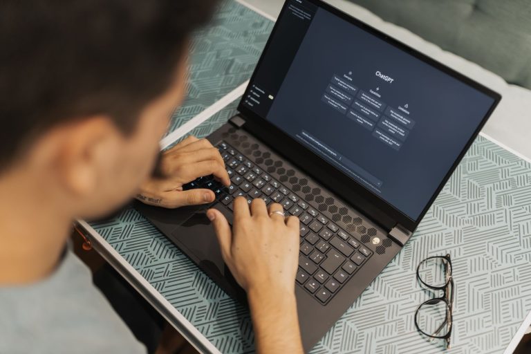 Certifications IA reconnues comment choisir — personne étudiant certification IA