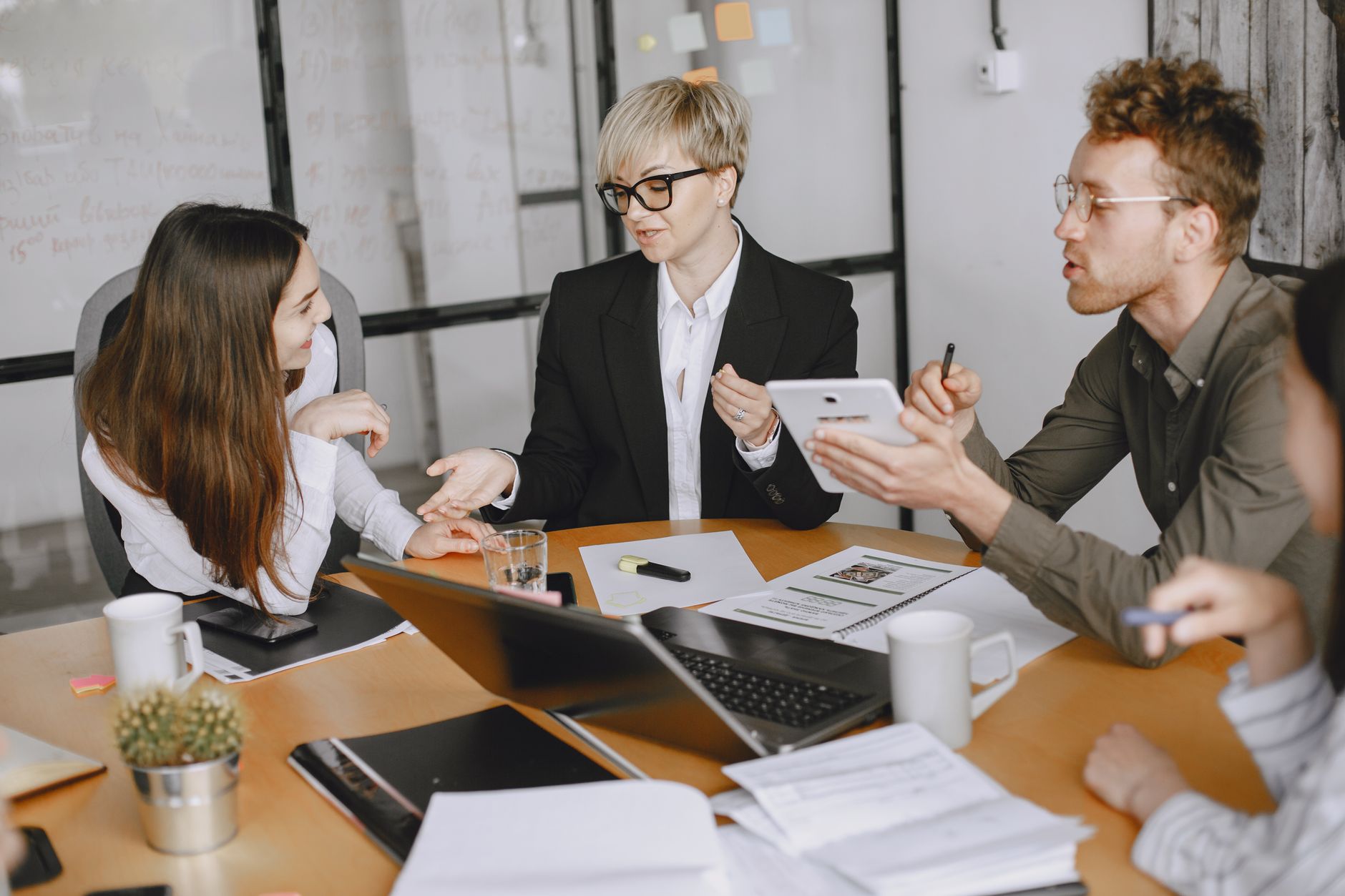 Chargé de communication salaire net, — professionnel de la communication réunion bureau