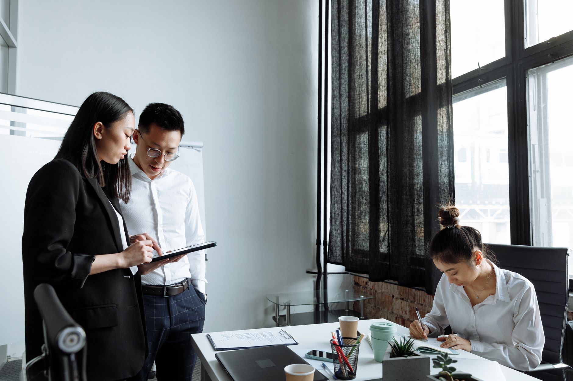 Comprendre les plans ChatGPT pour les entreprises et leurs tarifs réels — équipe d'affaires discutant des outils IA